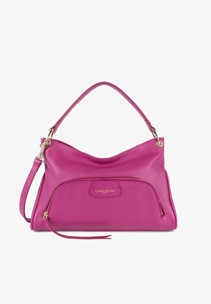 Roze leren handtas met een gebogen bovenkant, voorzien van een voorzak met rits, gouden hardware en een afneembare schouderband. Heeft een gestructureerde afwerking.