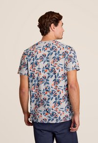 Heren t-shirt met korte mouwen in grijs met een bloemenpatroon met marineblauwe en oranje bladeren, gemaakt van lichtgewicht katoen, ronde hals.