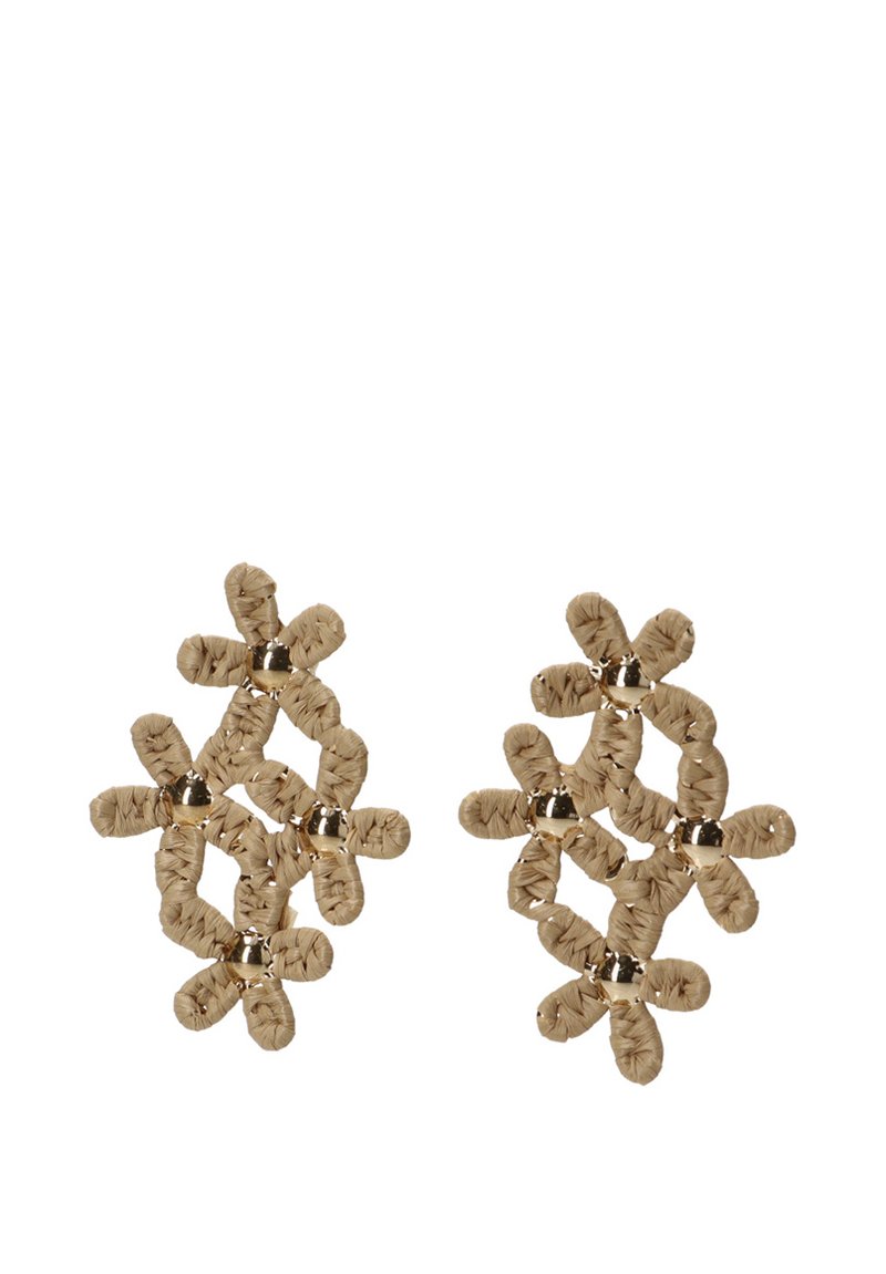 Pendientes florales en tono dorado con acentos tejidos en beige y elementos de diseño circular. Ligero y con una superficie texturizada.