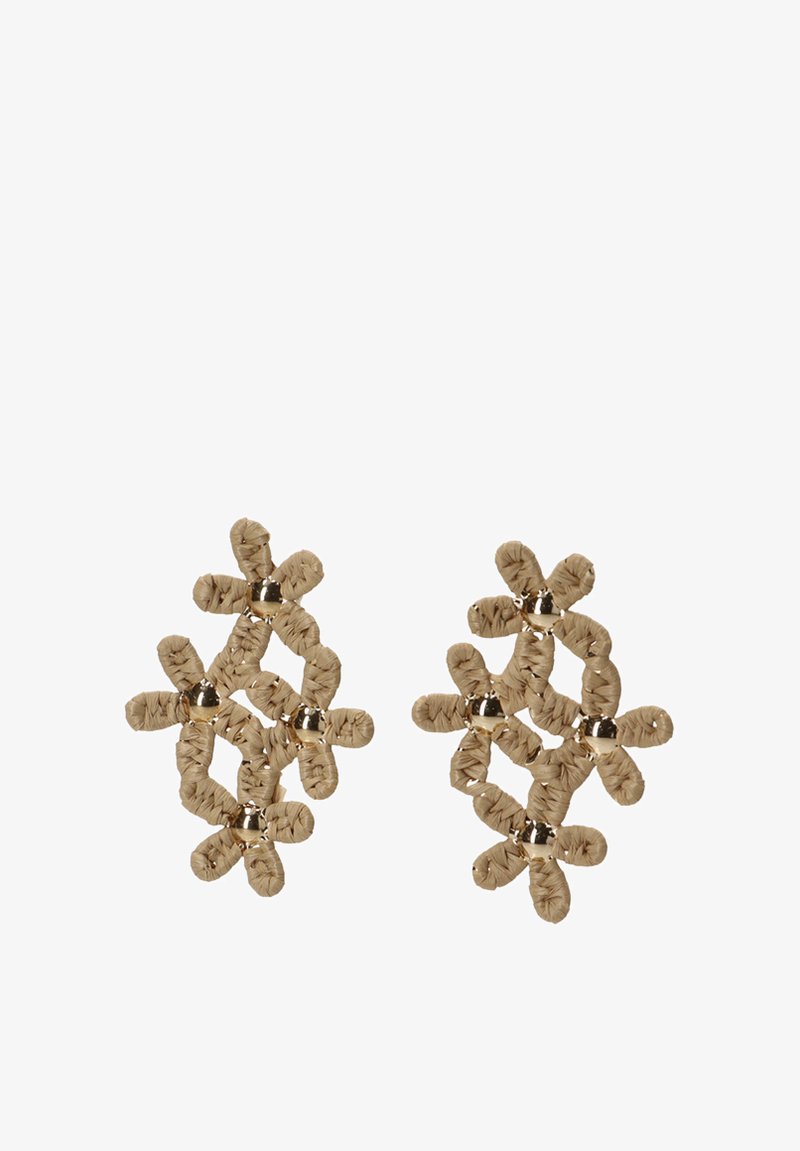 Pendientes florales en tono dorado con acentos tejidos en beige y elementos de diseño circular. Ligero y con una superficie texturizada.