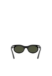 Occhiali da sole neri con lenti ovali verdi, montatura in plastica lucida, stanghette sottili e accenti in metallo vicino alle cerniere. Design semplice e minimalista.