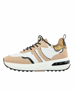 Sneaker con una tomaia in pelle beige, accenti bianchi, bordo nero, pannello posteriore testurizzato e suola bianca chunky con battistrada nero. Dettagli in hardware dorato.
