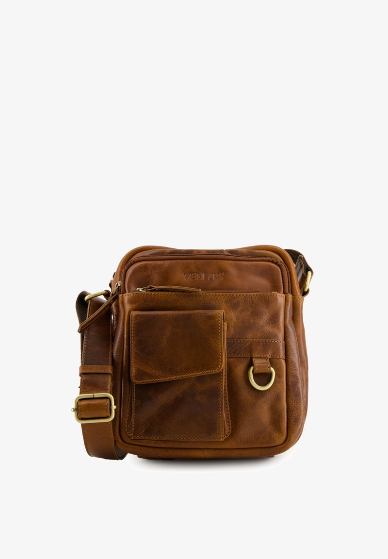 Brązowa skórzana torba crossbody z przednią kieszenią, zamknięciem na suwak, regulowanym paskiem oraz złotymi akcentami. Teksturowane wykończenie, prostokątny kształt.