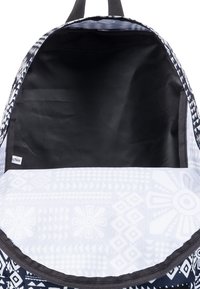Čierno-bielo vzorovaný ruksak so solidným čiernym interiérom. Exteriér obsahuje geometrické vzory a zipsové uzatváranie.
