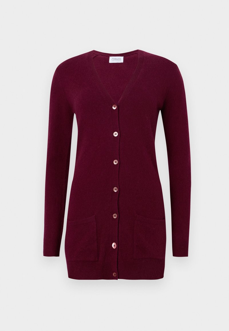 Langärmlige, tief burgunderfarbene Strickjacke mit V-Ausschnitt, Knopfverschluss vorne und zwei aufgesetzten Taschen vorne.