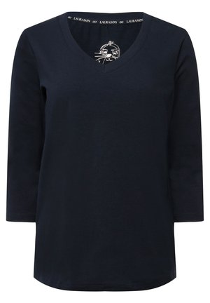 Camiseta de manga larga azul marino con escote en V y un diseño gráfico en el interior del escote. Fabricada en un material de algodón suave y ligero.