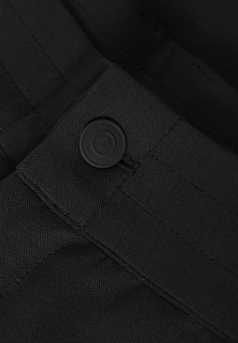 Czarna tkanina o gładkiej fakturze, z wyraźnym czarnym guzikiem w pasie i przeszytymi detalami dla wzmocnienia.