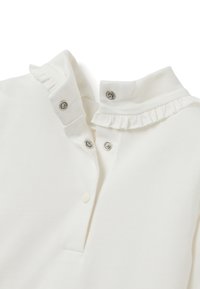 Camicia in morbido tessuto bianco con colletto arricciato, dotata di bottoni a scatto e design con patta. Texture liscia con un aspetto pulito e minimale.