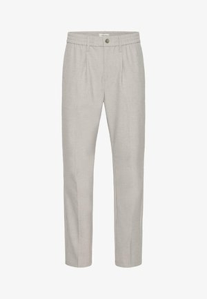 Pantalones informales beige con cintura elástica, trabillas para cinturón, botón frontal, cierre de cremallera y plisados, confeccionados en tela texturizada.