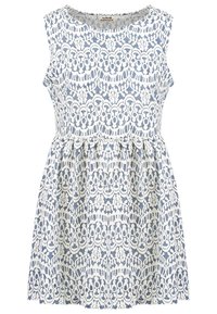Pitkä pitsimekko, jossa on sinivalkoinen kuvio, hihaton malli, pyöreä pääntie ja kerätty vyötärö, joka luo liehuvan hameen siluetin.