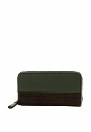Portefeuille rectangulaire vert et marron foncé avec fermeture à glissière sur tout le tour, textures de cuir et de tissu, petite languette de tirage sur le côté gauche.