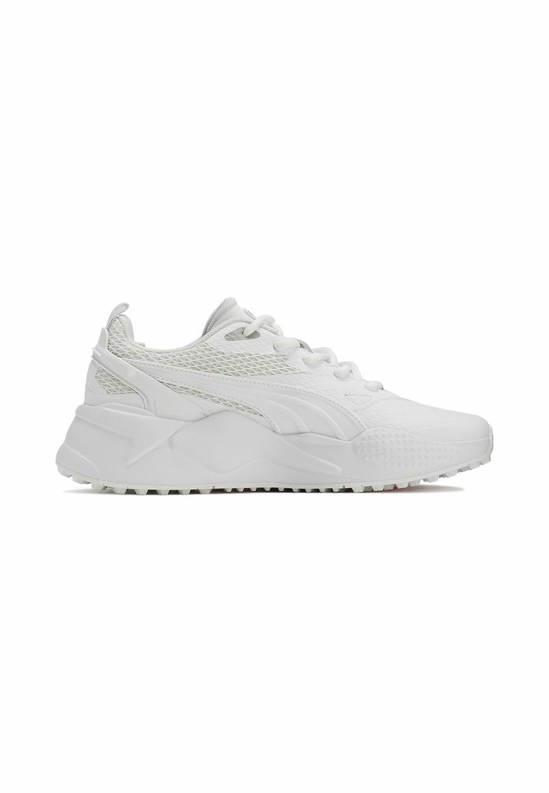 Białe sportowe sneakersy z panelami z siateczki, sznurowanym zapięciem, teksturowaną podeszwą i eleganckim profilem. Wyraźne logo po boku.