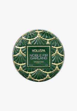 Vihreä kookoskynttilä pyöreässä astiassa, jossa on kohotettu lehtikuvio ja kultaiset yksityiskohdat. Etiketissä lukee "Noble Fir Garland." 4 oz.