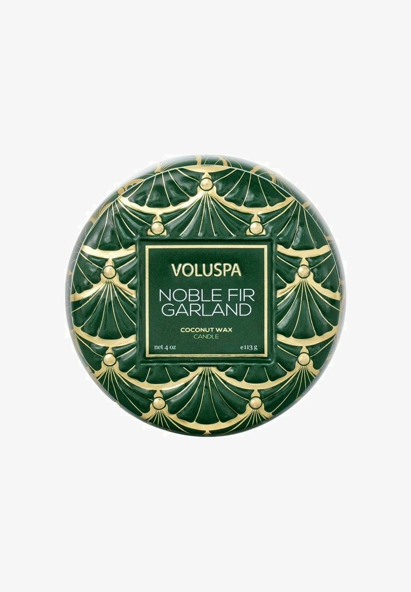 Vihreä kookoskynttilä pyöreässä astiassa, jossa on kohotettu lehtikuvio ja kultaiset yksityiskohdat. Etiketissä lukee "Noble Fir Garland." 4 oz.