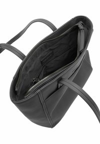 Sac fourre-tout en cuir gris avec un extérieur texturé, un dessus zippé et des poches intérieures pour l'organisation. Il est doté de poignées doubles.