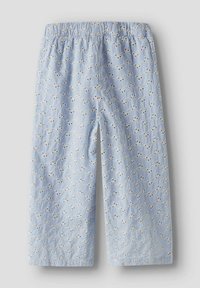 Svetlo modre krajše hlače z elastičnim pasom, z vzorcem rožaste vezenine z izrezi in belimi poudarki po celotni površini.