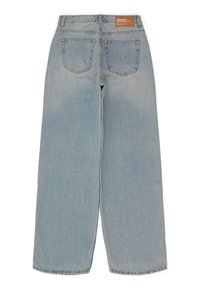 Jeans larges bleu clair à taille haute, avec un bouton et une fermeture éclair, deux poches arrière et une étiquette en cuir de marque au niveau de la taille.