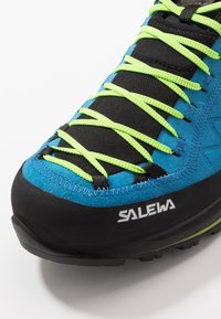 Salewa MS MTN TRAINER 2 GTX - Sapatos de caminhada - blue danube/fluo green