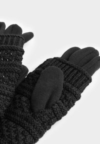 Guanti in maglia nera con un motivo testurizzato, dotati di aperture per le dita e copertura per il pollice; decorati con piccoli perline trasparenti nella zona del polso.