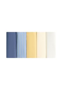 Cinq tissus pliés en rang avec des couleurs bleu foncé, bleu clair rayé, jaune pâle, crème et blanc cassé sur fond blanc.