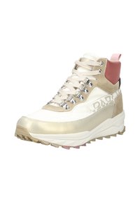 Botas de senderismo altas en crema, dorado y rosa, con un upper texturizado, ojales metálicos y una suela resistente con acentos rosas.