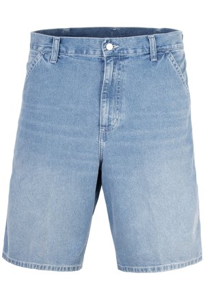Short en jean bleu clair avec bouton et fermeture éclair à l'avant, passants de ceinture et poches latérales, présenté sur fond blanc.