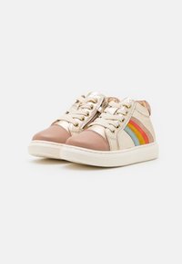 Wysokie sneakersy w beżowym i metalicznym złotym kolorze, z różowymi, niebieskimi i pomarańczowymi paskami, z wyściełanym kołnierzem i białą gumową podeszwą.