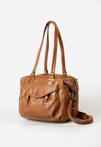 Tan leren schoudertas met twee lange handvatten, ritsluiting en een voorflap. Voorzien van subtiele stiksels en een afneembare schouderband.