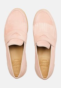 Rosa Wildleder-Loafers mit einem fransigen Riemen und runder Spitze. Glattes Innenfutter und leicht gefärbte Gummisohle. Subtile geprägte Markenkennzeichnung.