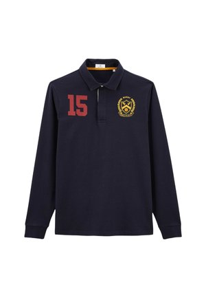 Polo à manches longues navy avec un numéro rouge "15" sur la poitrine gauche et un logo doré brodé. Comprend un col et une patte de boutonnage.