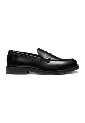 Mocassin pour homme en cuir noir avec talon bas, bout arrondi et détails cousus, sur fond blanc, vue de côté.