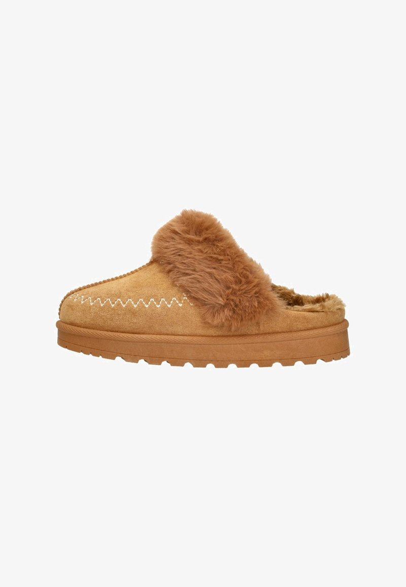 Tan slipper met een bovenwerk van nepbont en een zachte voering, met witte zigzagstiksel langs de rand en een textured rubberen zool.