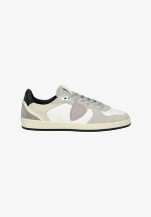 Suède en leren sneaker in grijs, wit en beige. Heeft een textuur oppervlak, perforaties en contrasterende accenten. Platte zwarte zool.