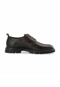 Zapato de cuero marrón con parte superior texturizada, diseño de cordones y puntera redondeada. Presenta una sólida suela de goma negra con un patrón de tracción.
