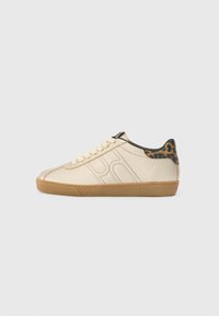 Sneaker in pelle beige con superficie texturizzata, dotate di un tallone in stampa leopardata e una suola in gomma. I lacci sono di colore crema.