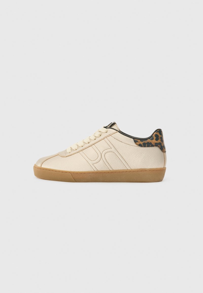 Sneaker in pelle beige con superficie texturizzata, dotate di un tallone in stampa leopardata e una suola in gomma. I lacci sono di colore crema.