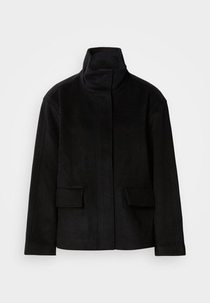 Schwarze Jacke mit hohem Kragen und glatter Textur, ausgestattet mit zwei Fronttaschen und einem strukturierten Design, gefertigt aus einem warmen, weichen Stoff.