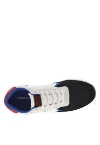 Baskets noir et blanc avec des accents bleus, tige en tissu, fermeture à lacets, languette de talon rouge et semelle en caoutchouc texturée. Logo sur la languette visible.