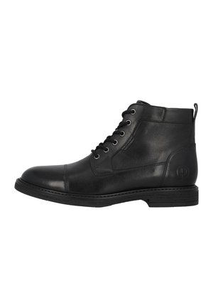 Botín de cuero negro hasta el tobillo con punta redonda, diseño de cordones, parte superior texturizada y una tira en la parte de atrás. Presenta una suela contrastante.