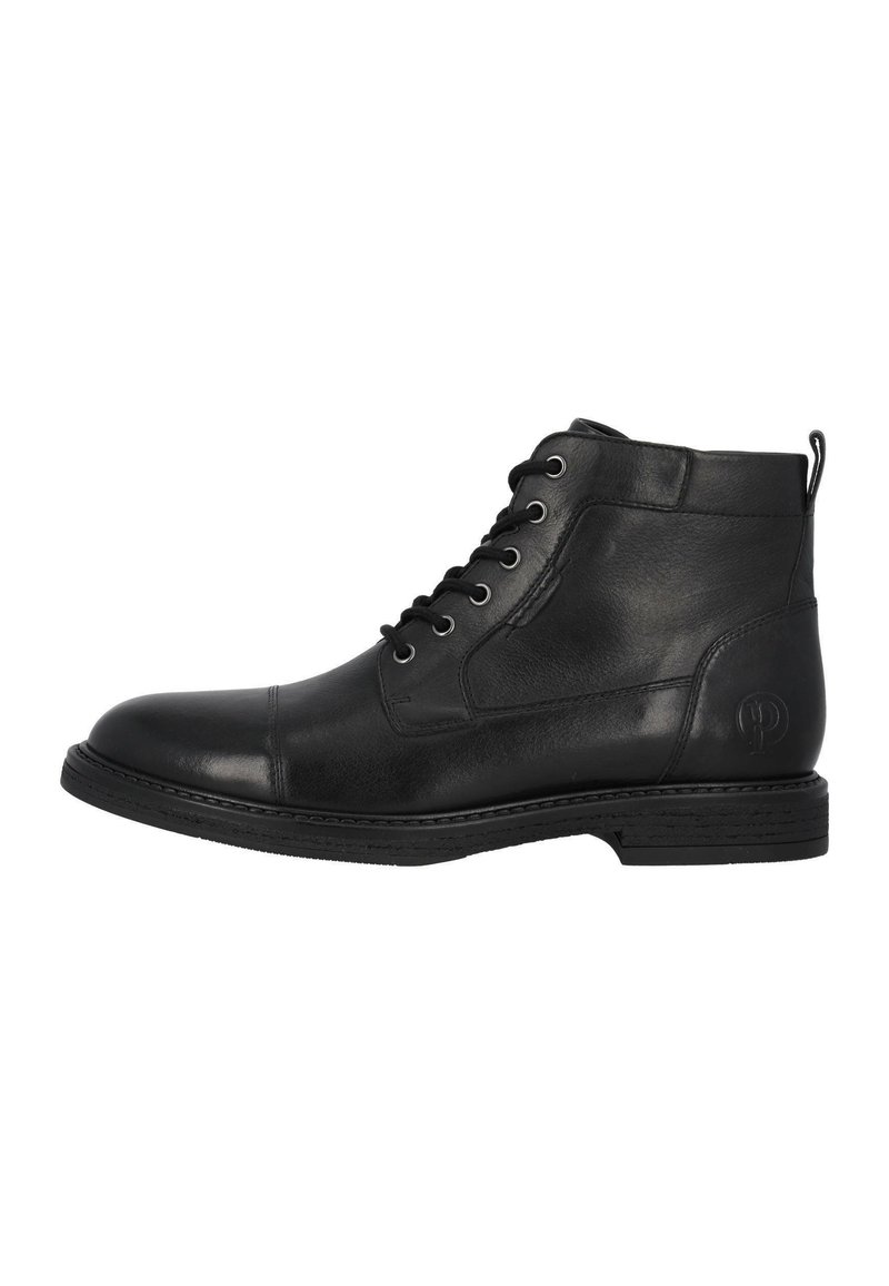 Botín de cuero negro hasta el tobillo con punta redonda, diseño de cordones, parte superior texturizada y una tira en la parte de atrás. Presenta una suela contrastante.