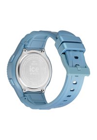 Reloj Ice con correa de silicona azul, caja redonda, fondo de acero inoxidable plateado y resistencia al agua de 100 metros. Textura suave.