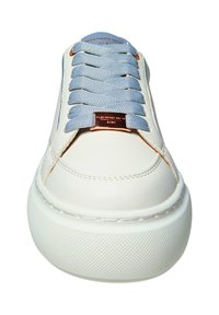 Sneaker in pelle bianca con lacci azzurri chiaro. Presenta una punta arrotondata, una suola intermedia spessa bianca e un accento metallico sulla linguetta.