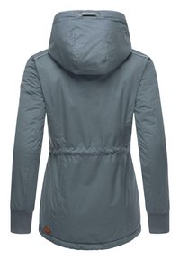 Szary, pikowany płaszcz z kapturem, z wcięciem w talii i ściągaczami przy mankietach. Gładka tekstura z skórzaną metką logo na dolnej stronie.