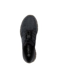 Schwarze Sneaker mit geprägten Logos und Textmustern, runden Schnürsenkeln mit Verriegelungsmechanismus, strukturierten Gummisohlen und gepolsterten Innensohlen für Komfort.