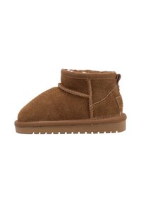 Bota de ante marrón hasta el tobillo con punta redondeada, forro suave y suela de goma plana. Presenta una costura decorativa y un puño corto.