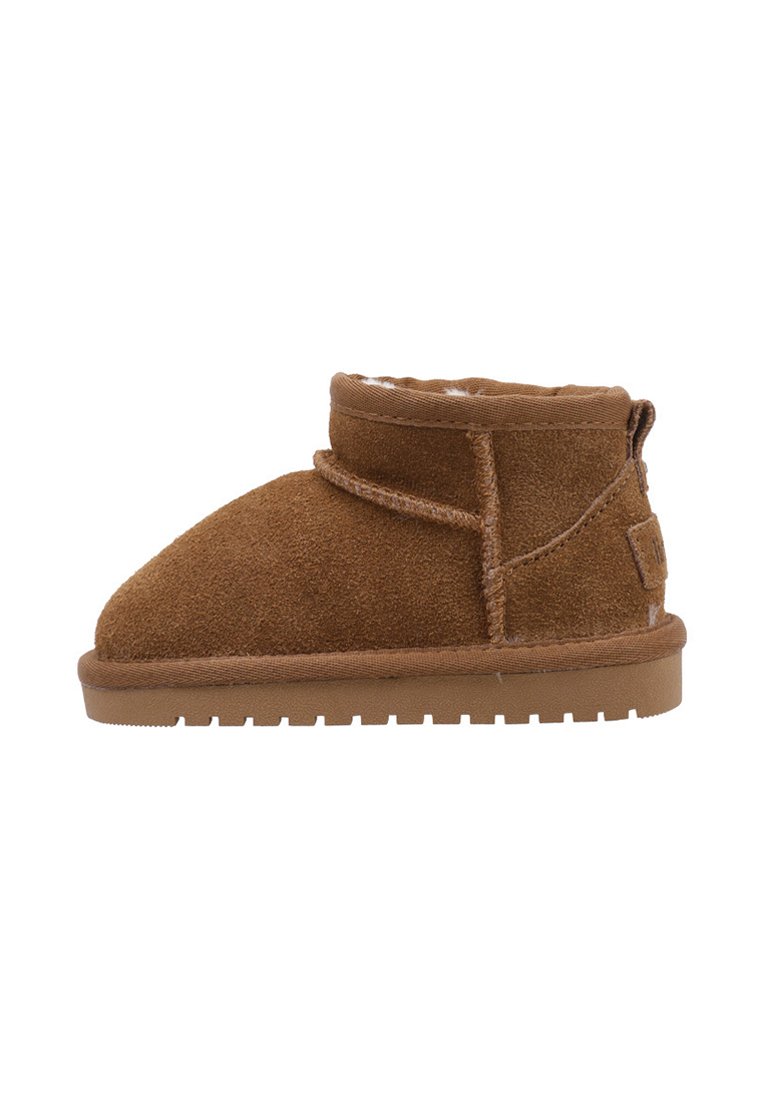 Bota de ante marrón hasta el tobillo con punta redondeada, forro suave y suela de goma plana. Presenta una costura decorativa y un puño corto.