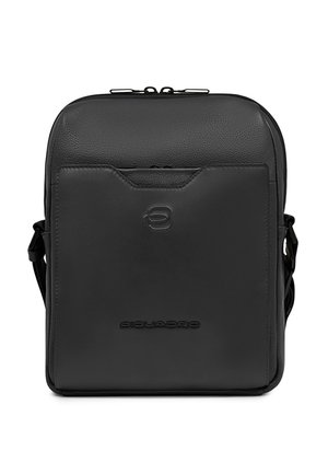 Zwarte leren crossbodytas met voorklep, bovenste ritssluiting, verstelbare schouderband en Piquadro-logo in reliëf aan de voorkant.