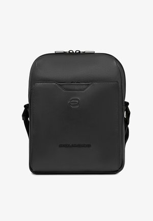 Borsa a tracolla in pelle nera con tasca frontale, chiusura con cerniera superiore, tracolla regolabile e logo Piquadro impresso sul davanti.