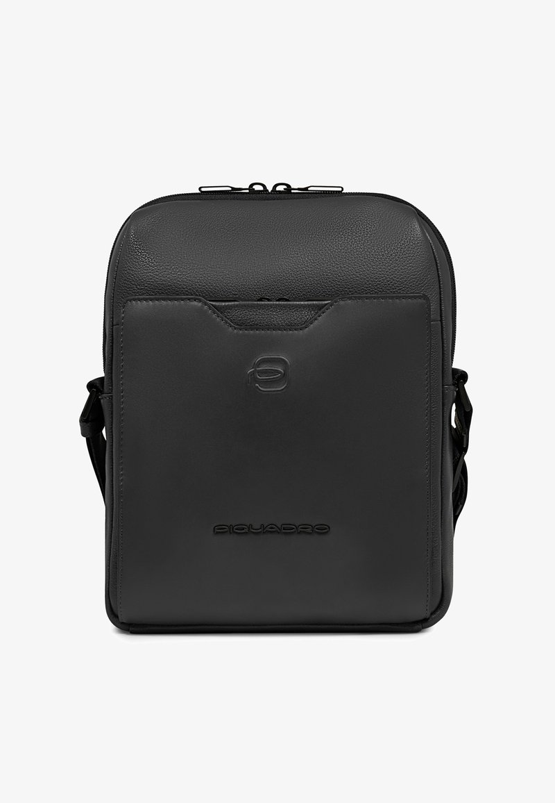 Sac bandoulière en cuir noir avec poche avant, fermeture éclair supérieure, sangle d'épaule réglable et logo Piquadro embossé à l'avant.