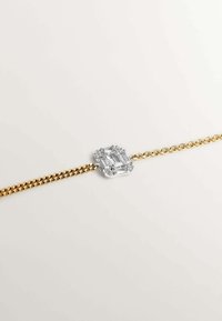 Pulsera de cadena de oro con un centro rectangular de tono plateado que presenta múltiples piedras preciosas transparentes de corte rectangular. Acabado brillante y pulido.